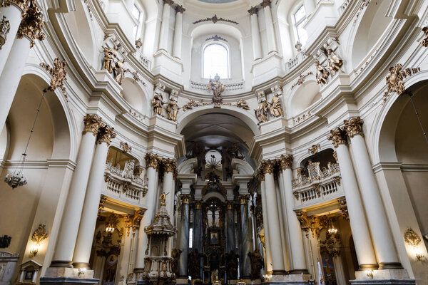 Интерьер Доминиканской Церкви или Церкви Святой Евхаристии в центральной части Львова, Украина