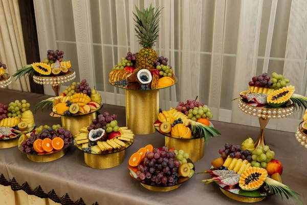 Şölen Masasında Değişik Egzotik Meyveler Var — Stok fotoğraf