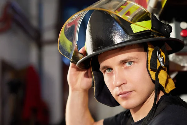 Portrait Muscular Handsome Firefighter Fire Truck Background Holding Fire Helmet — Foto Stock