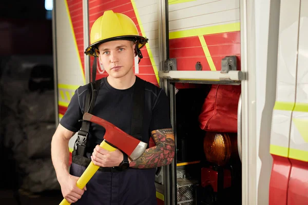 Photo Fireman Wearing Helmet Fire Engine — Foto Stock