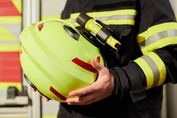 Close Image Firefighter Helmet Firefighter Holding Yellow Helmet — Stock Photo, Image