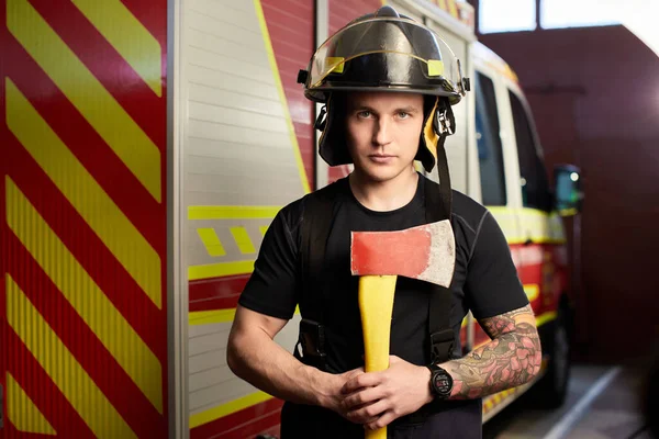 Photo Fireman Wearing Helmet Fire Engine — Foto Stock