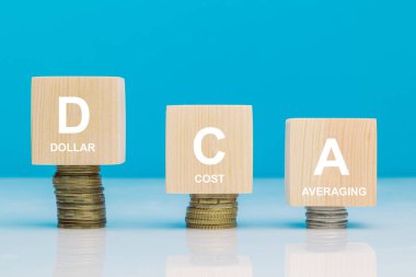 Dolar Maliyeti Ortalama Yatırım Stratejisi 'nde tahtadan küplerle ilgili DCA sözcüğü, aylık, üç aylık bazda hisse senedi veya tasarruflar tasarrufu.