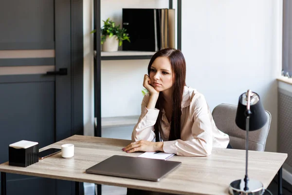 Bored Female Office Employee Sits Desk Front Laptop Office Feels — Stockfoto