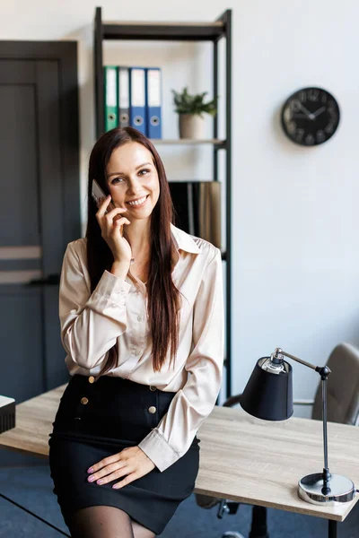 Business Talk Cheerful Young Beautiful Woman Talking Mobile Phone Looking — ストック写真