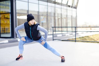 Parkta tek başına antrenman yapan güzel bir kadın.. 