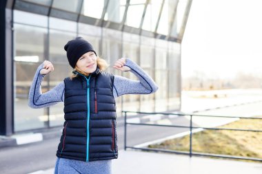 Parkta tek başına antrenman yapan güzel bir kadın.. 