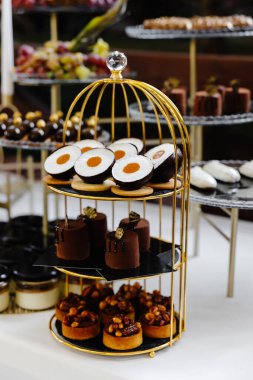 Çikolatanın arasında duran bir sürü pasta. Güzel masa. Ziyafet masası. Tatil yemeği ve tatlı festival masası.