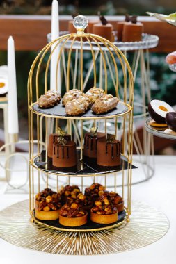 Çikolatanın arasında duran bir sürü pasta. Güzel masa. Ziyafet masası. Tatil yemeği ve tatlı festival masası.