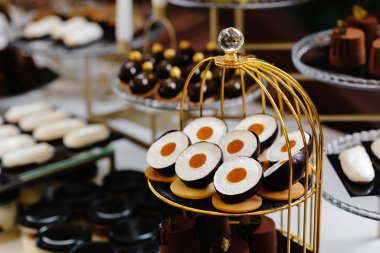 Çikolatanın arasında duran bir sürü pasta. Güzel masa. Ziyafet masası. Tatil yemeği ve tatlı festival masası.