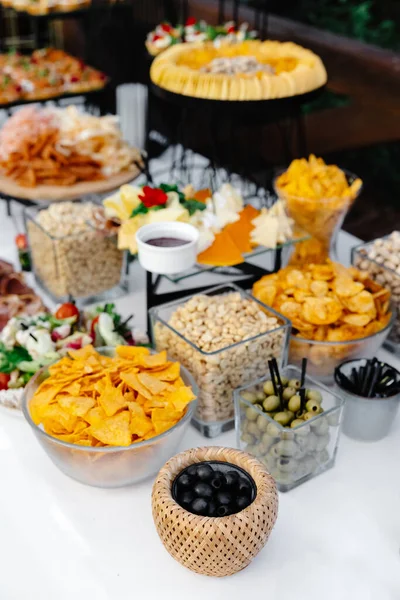 Mesa Buffet Recepção Com Lanches Frios Carne Saladas — Fotografia de Stock