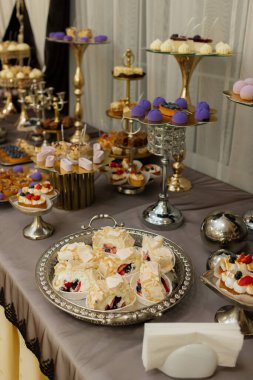 Pastalar, şekerler, şekerler, açık büfe. Düğün ziyafeti alanı için tatlı masası. Çikolatayı kapat..