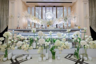 Düğün masalarının çiçek süslemesi. Ziyafet masası ve dekorasyon gelin ve damat