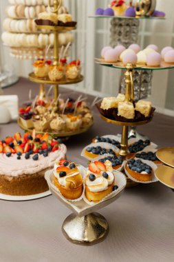 Pastalar, şekerler, şekerler, açık büfe. Düğün ziyafeti alanı için tatlı masası. Çikolatayı kapat..