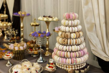 Güzel dekore edilmiş, şekerli bir ziyafet masası. Şenlik masasında çeşitli badem kurabiyeleri