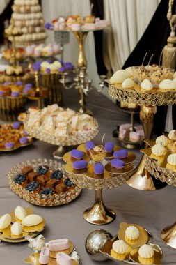 Pastalar, şekerler, şekerler, açık büfe. Düğün ziyafeti alanı için tatlı masası. Çikolatayı kapat..