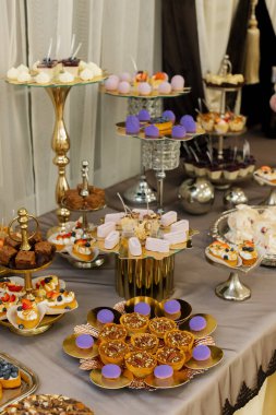 Pastalar, şekerler, şekerler, açık büfe. Düğün ziyafeti alanı için tatlı masası. Çikolatayı kapat..