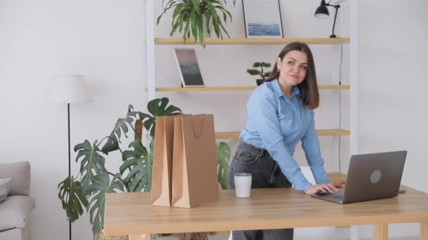 Szczęśliwa Kobieta Pracy Domowym Biurze Stoi Patrząc Jej Laptopa Otoczony — Wideo stockowe