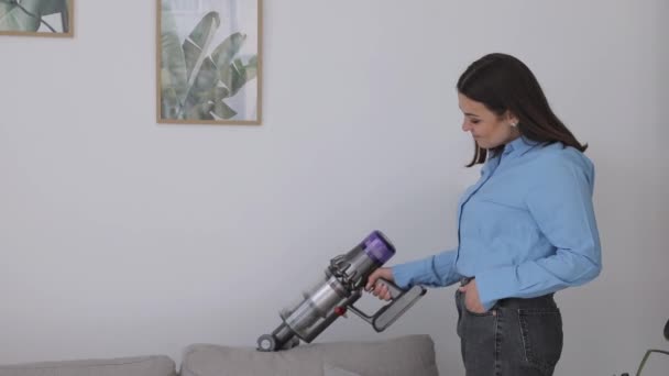 Kvinde Rengøring Sofa Med Moderne Trådløs Støvsuger Med Speciel Dyse – Stock-video