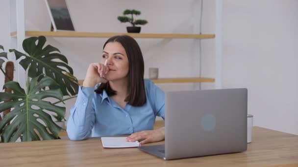 Concentrated Businesswoman Doing Paperwork While Sitting Laptop Table Home Focused — Vídeo de Stock