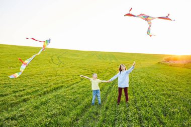 Mutlu çocuklar sahada uçurtma fırlatırlar. Küçük oğlan ve kız yaz tatilinde..