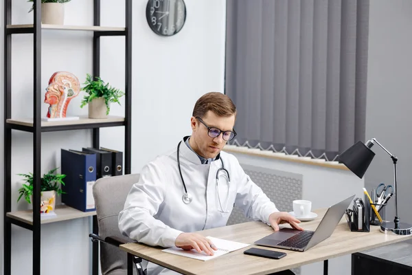 Doctor Man Sitting Desk His Working Place Working Laptop Perfect — Foto Stock