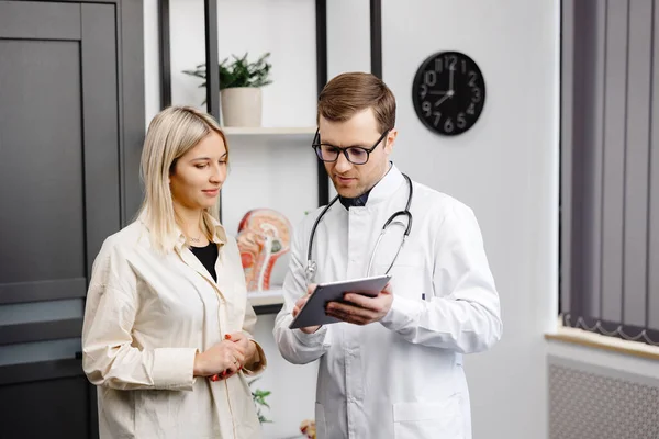 Happy Man Doctor Showing Tablet Woman Patient Clinic Office Interior — Foto Stock