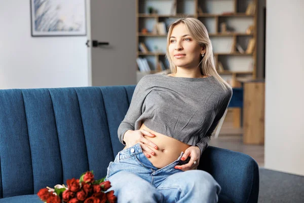 Schöne Schwangere Frau Sitzt Auf Couch Wohnzimmer Der Nähe Schönen — Stockfoto