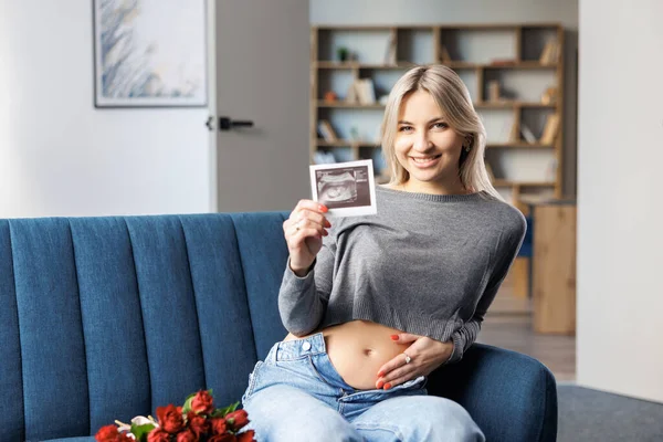 Photo Pregnant Woman Home Sitting Couch Beautiful Bouquet Holding Her — Stock Photo, Image