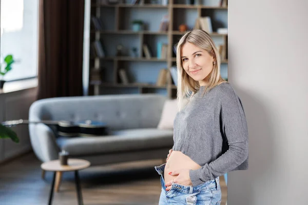 Junge Schöne Schwangere Frau Steht Hause Der Wand — Stockfoto