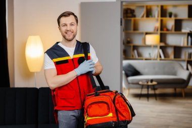 İlk yardım kursu. Omuzlarında çanta olan genç bir sağlık görevlisi dersten önce bir sınıfta duruyor..