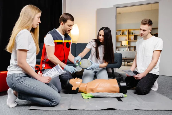 Grupo Pessoas Aprendendo Fazer Compressões Cardíacas Primeiros Socorros Com Manequins — Fotografia de Stock