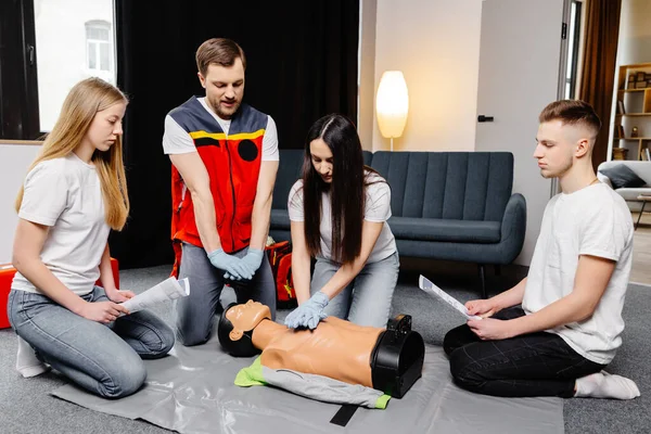Grupo Pessoas Aprendendo Fazer Compressões Cardíacas Primeiros Socorros Com Manequins — Fotografia de Stock