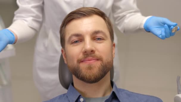 Gelukkige Man Zit Aan Tandartsstoel Moderne Kliniek Glimlacht Patiënt Die — Stockvideo