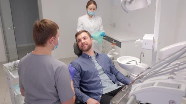 歯を持った男が歯医者を診察した 歯科医療予防の概要 — ストック動画