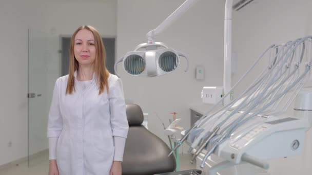 Ung Kvinnlig Tandläkare Uniform Tillbringar Tid Tandläkarens Kontor — Stockvideo
