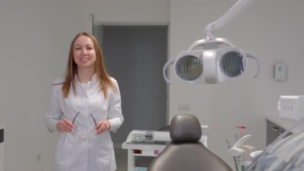 Üniformalı Koruyucu Gözlüklü Genç Bir Dişçi Dişçinin Ofisinde Vakit Geçirir — Stok video