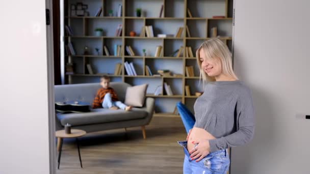 Ειρηνική Έγκυος Γυναίκα Αγγίζει Την Κοιλιά Της Στο Σύγχρονο Εσωτερικό — Αρχείο Βίντεο