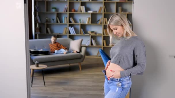 Ειρηνική Έγκυος Γυναίκα Αγγίζει Την Κοιλιά Της Στο Σύγχρονο Εσωτερικό — Αρχείο Βίντεο