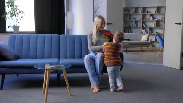 Aranyos Fiú Aki Virágot Terhes Anyjának Anyák Napjára Vagy Születésnapjára — Stock videók