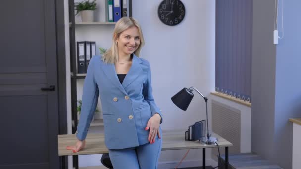 Ελκυστική Νεαρή Γυναίκα Μπλε Κοστούμι Που Στέκεται Κοντά Στο Τραπέζι — Αρχείο Βίντεο