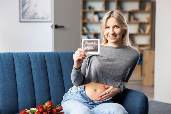 Photo Pregnant Woman Home Sitting Couch Beautiful Bouquet Holding Her — Stock Photo, Image