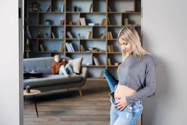 Friedliche Schwangere Frau Die Ihren Bauch Modernen Interieur Des Zimmers — Stockfoto