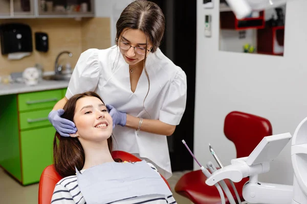 Una Linda Chica Está Sentada Una Silla Dental Consultorio Dentista — Foto de Stock