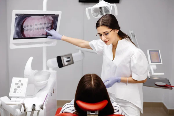 Dentista Caucasiano Mulher Explicando Raio Tela Para Paciente Sexo Feminino — Fotografia de Stock
