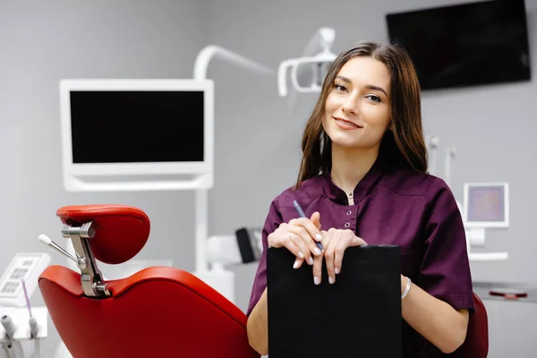 Doctor Dentist Working Office Using Clipboard Making Notes — Stock Photo, Image