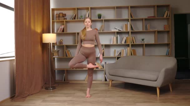 Trovare Giusto Equilibrio Donna Che Posa Albero Perfetto Nella Stanza — Video Stock