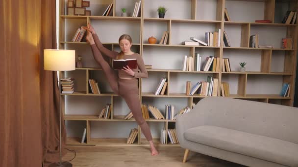 Молода Жінка Спортивному Одязі Розтягує Ноги Роблячи Розгалуження Стоячи Бібліотеці — стокове відео