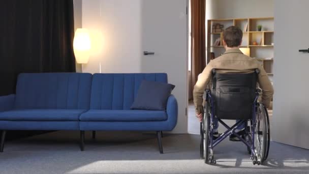 Ein Gutaussehender Junger Mann Rollstuhl Bewegt Sich Durch Die Wohnung — Stockvideo