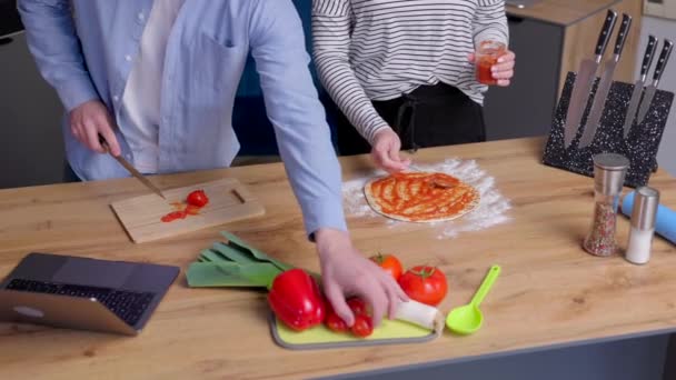 Romantisches Paar Kocht Der Küche Schöner Mann Und Attraktive Junge — Stockvideo